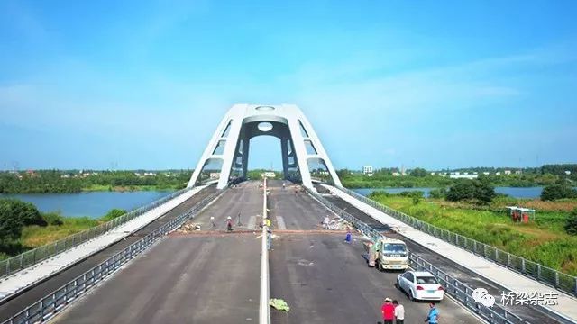 建寧大橋是石首市政府2016年重點佈局的市政交通基礎工程,屬水上特