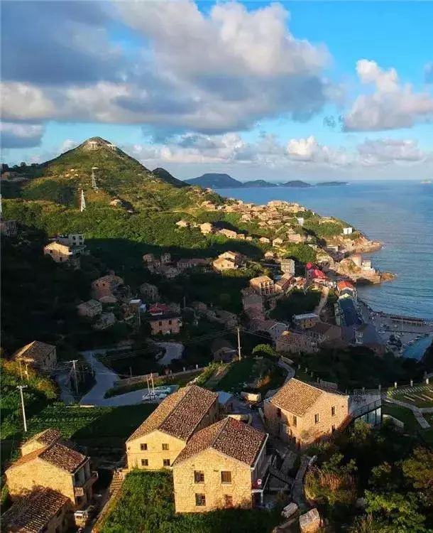 山顶之上,位于石塘镇三岙村九曲之路的尽头,金沙云栖度假民宿