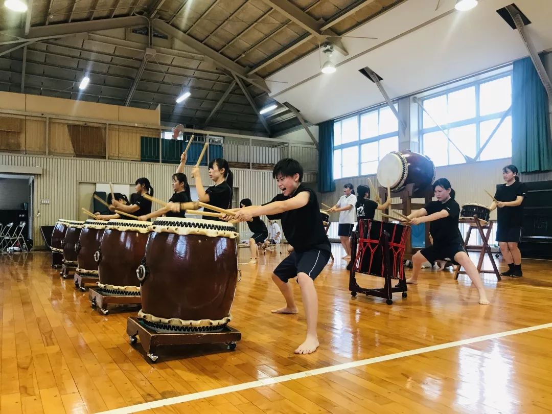 当然,陆行中学民乐团也不忘使命,通过民乐音乐展现