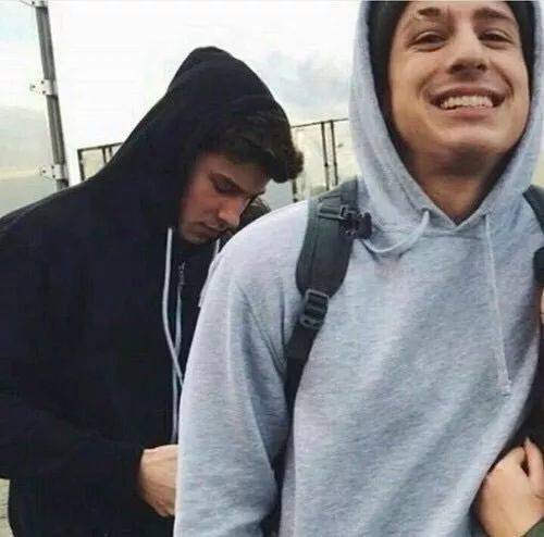 成名以来,萌德shawn mendes几乎没有什么绯闻,因为跟断眉charlie puth