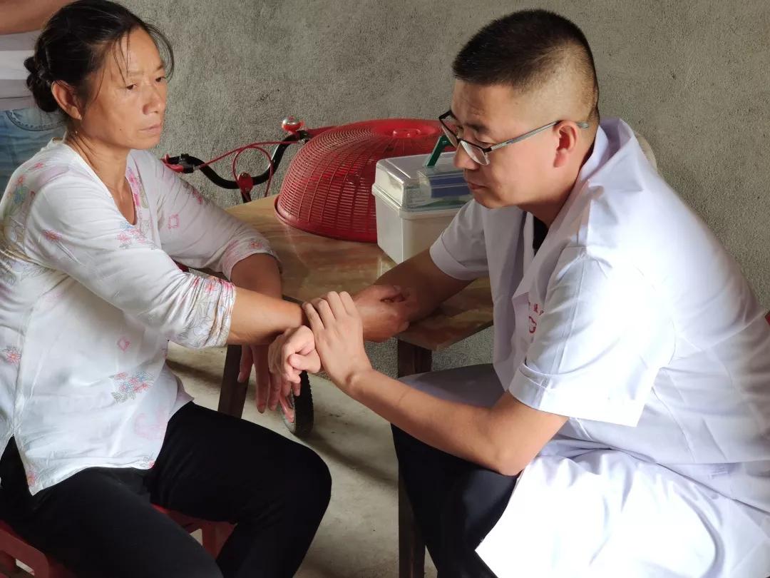 湖南中医药大学中医学院三下乡丨千金一方赴临湘中药免费送到家