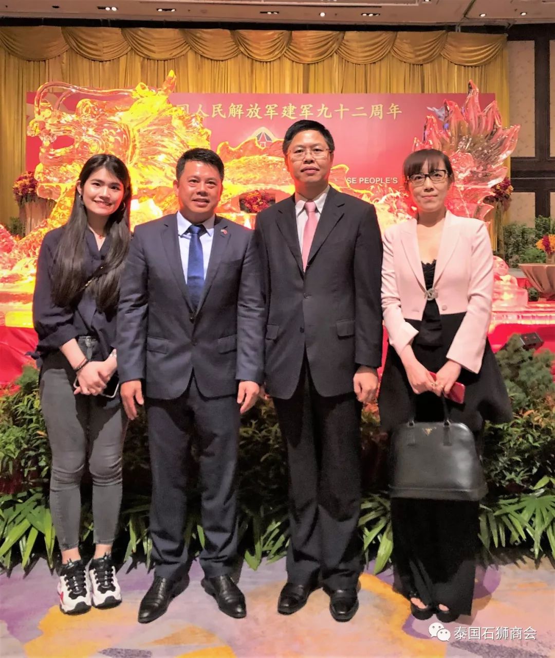 孝兴会长偕千金蔡惠璇向吴小毅少将及夫人杨楠大校敬献花篮表示祝贺