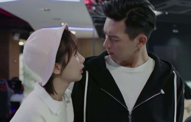 韩商言夺冠佟年当众窜怀里撒娇,谁注意吴白,全剧表情最丰富一刻