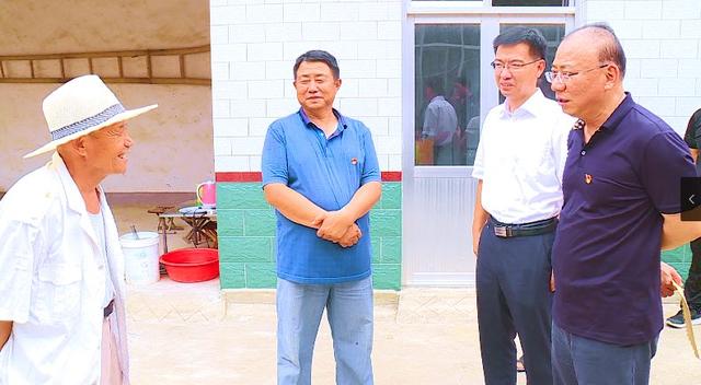 留兰香精油提炼情况,并到老干部潘庆云,老党员张丰迎家中走访慰问,为