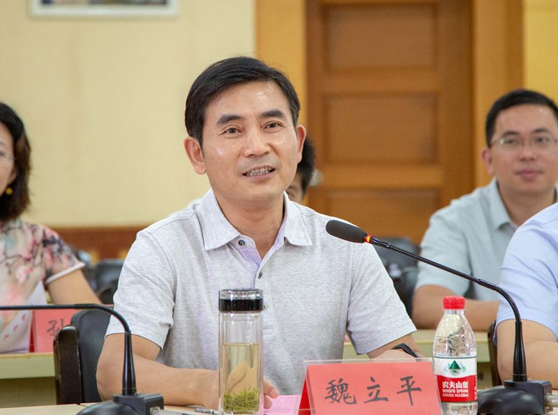 签约仪式上,九江学院副校长夏启国,副县长段新华分别代表九江学院