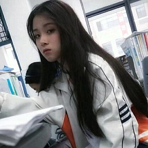 洪一诺"校服照"曝光,看到坐在教室里的她,网友:美到心动!