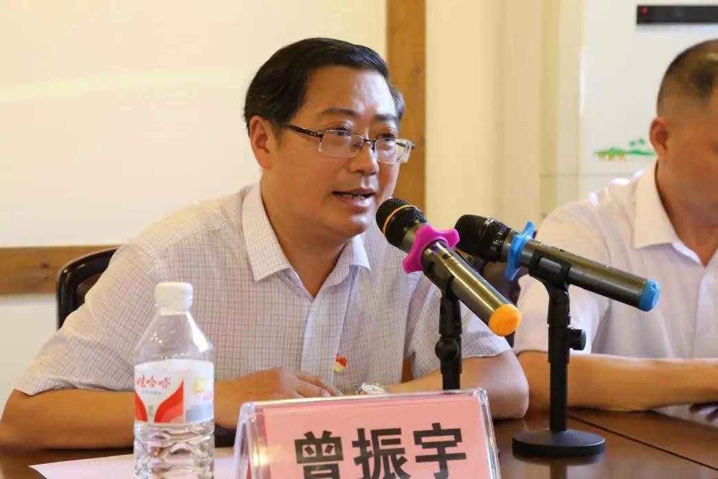 营山中学校长丨曾振宇开局:管理求变体制新2014年,新一届营中领导班子