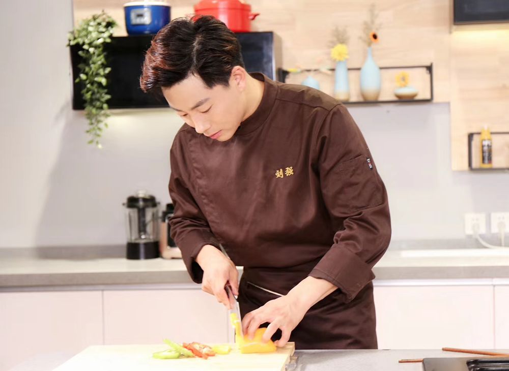 "烹饪名师","电视明星大厨","外交大厨""行走的大厨"……刘强,在不同