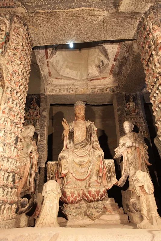 中国最美大雄宝殿子长钟山石窟