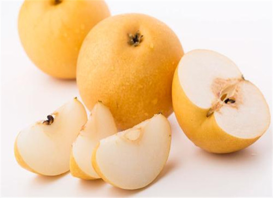 第二种是雪梨,雪梨味道清甜,滋阴润肺,除了可以生吃外,还可以将雪梨