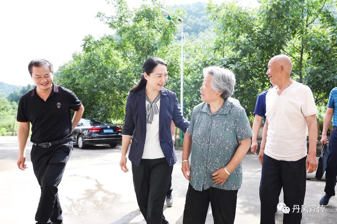 县委书记郑晓燕到包抓脱贫攻坚核查补短责任村解剖麻雀研判解决问题