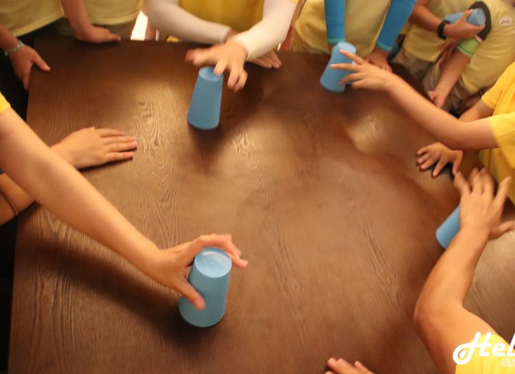 配合与默契在杯子舞项目中表现得淋漓尽致,节奏又整齐的声音能让人