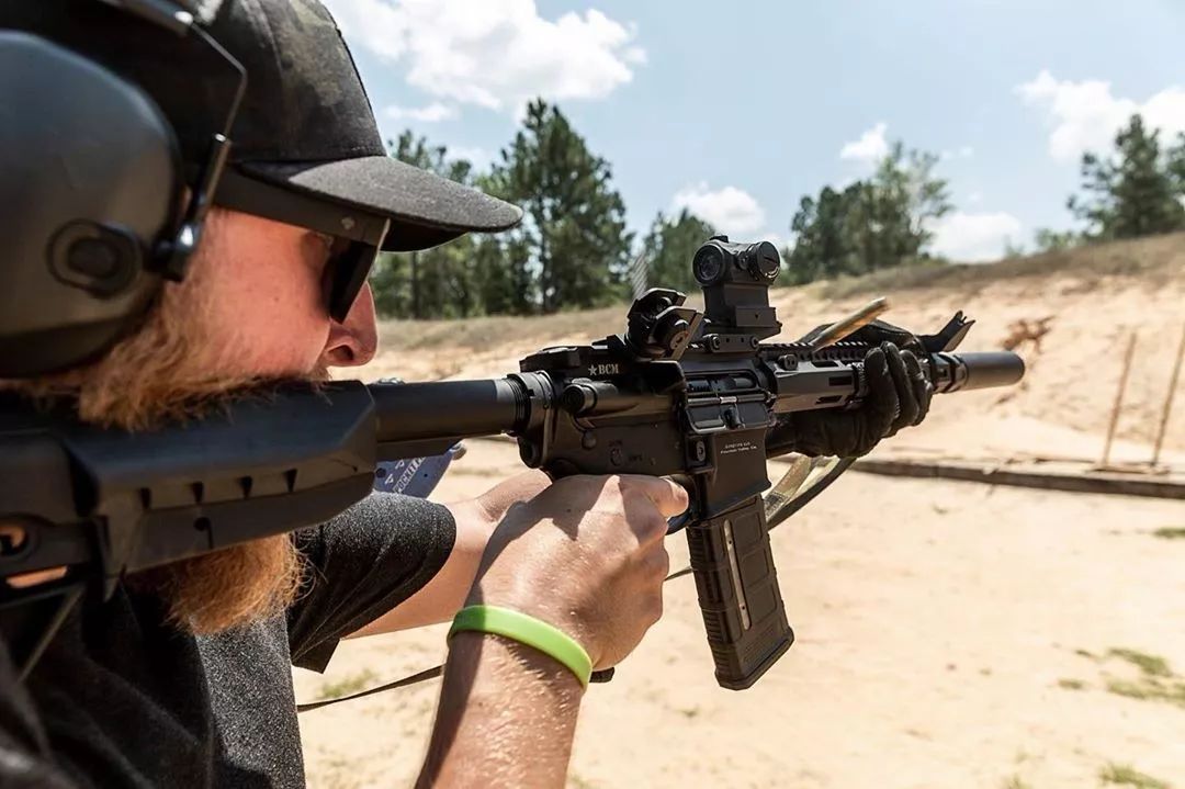 如何让枪械更战术红点和枪灯是必不可少的