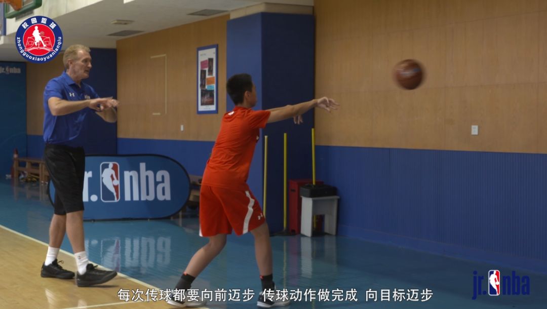 教学游戏传球训练对墙传球