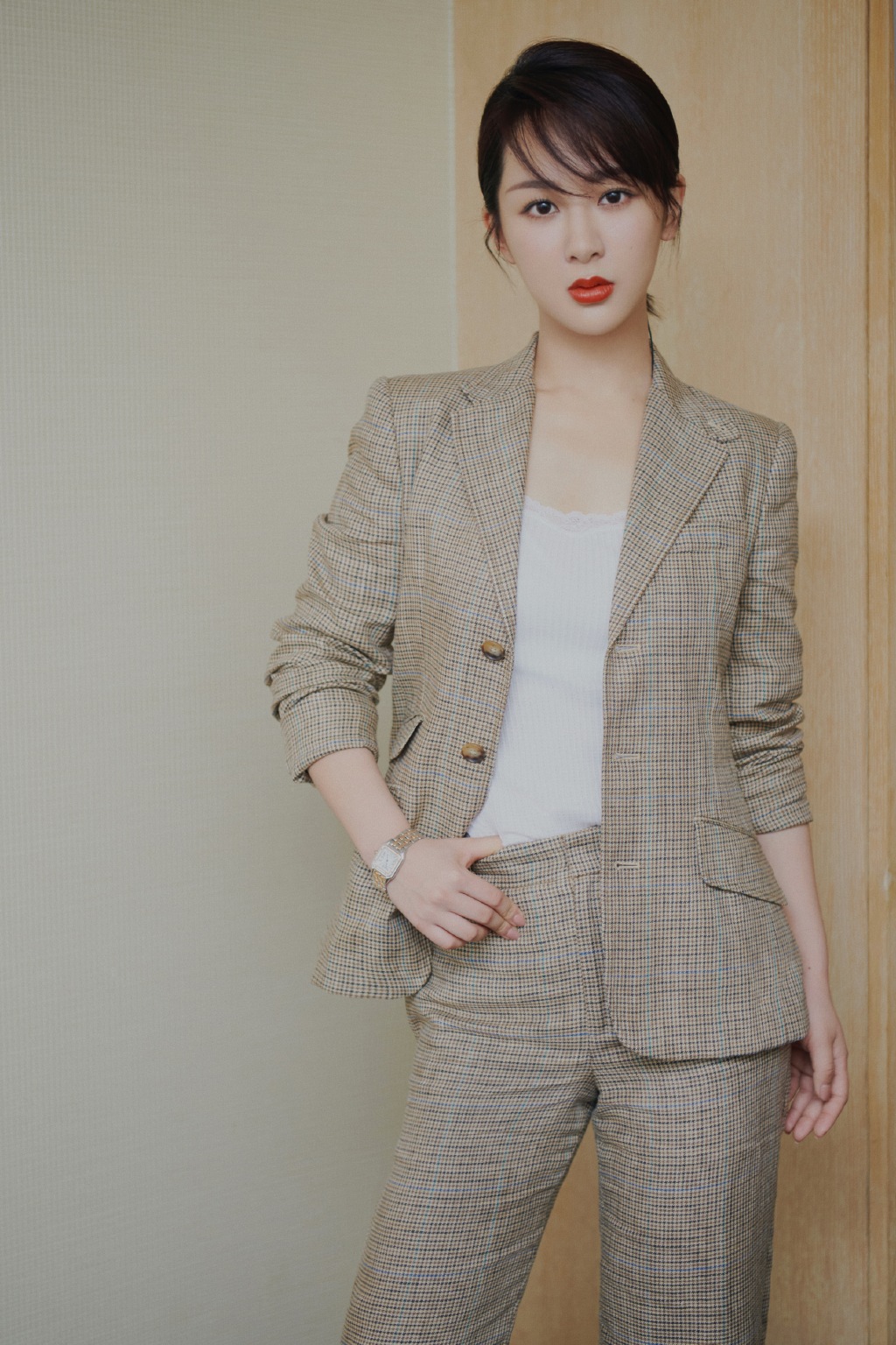 杨紫最近非常高产的女演员,格纹西装搭配白色高跟鞋,精致又优雅