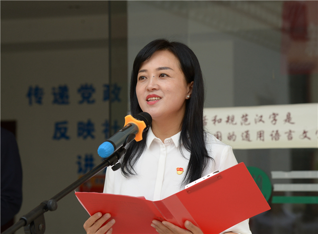 在挂牌仪式上,县政府副县长宁华荣指出,作为新闻宣传单位,县级融媒体
