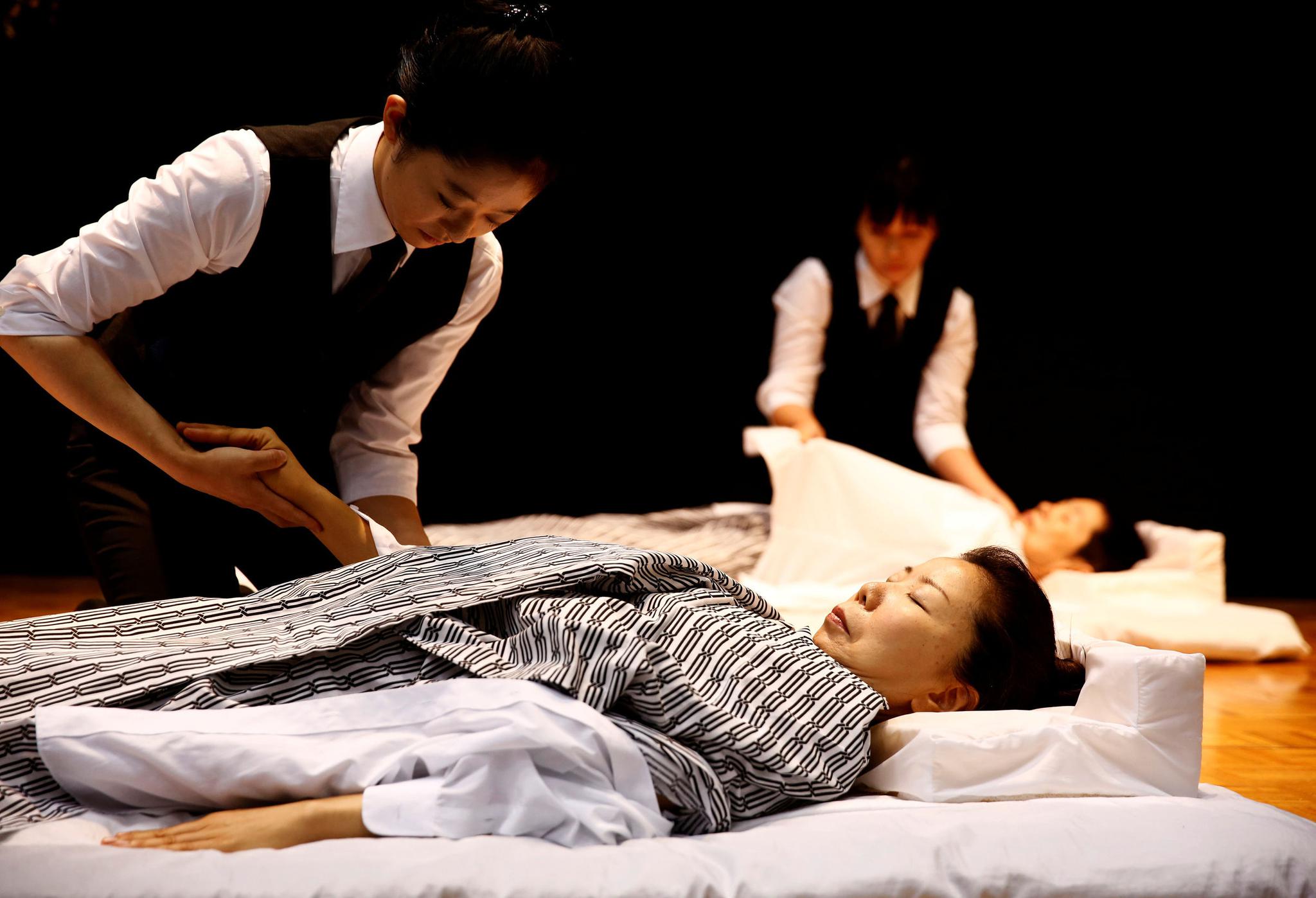 也可叫做为死者化妆整仪,纳入棺中的职业主要出现在日本,后进入中国