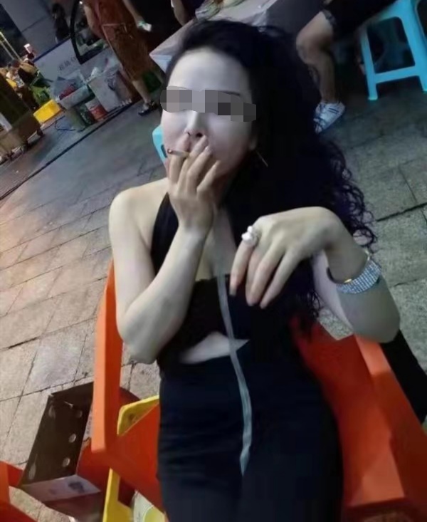 原创重庆保时捷女司机另一纠纷曝光叫嚣红灯我都是闯打电话全改