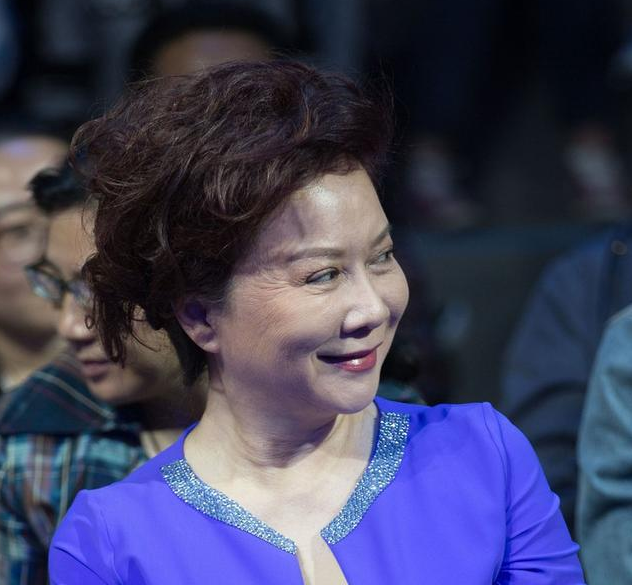 58岁蔡明近照曝光面色油腻皱纹明显身形疲惫网友真老了