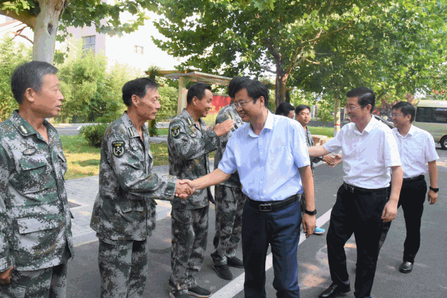 走跟书记区长一起看肥乡的他们