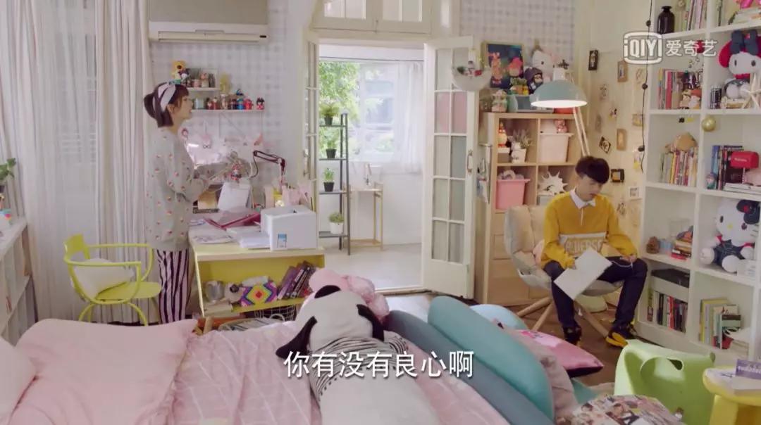 女孩子的东西就是多,但佟年的房间却给人一种"杂而不乱"的感觉.