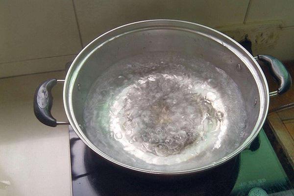 烧开的自来水和十块钱的桶装水,哪个更健康?原来都喝错了