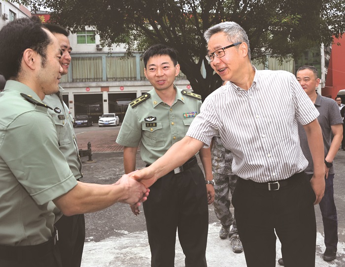 7月30日,涪陵区委副书记,区政府区长种及灵前往重庆预师高炮三团驻地
