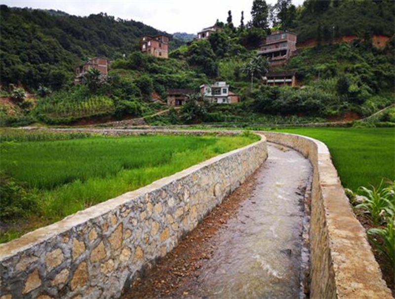 建成後的花甲鄉渭賴村河道治理工程歸朝那旦村小組那歪河堤修復工程那