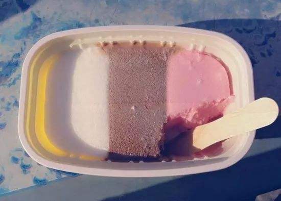 在对所有事情充满好奇的年纪,一见到小雪人就"两眼放光",特别可爱的