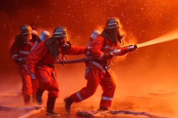 最震撼的救援行动烈火英雄决战火海