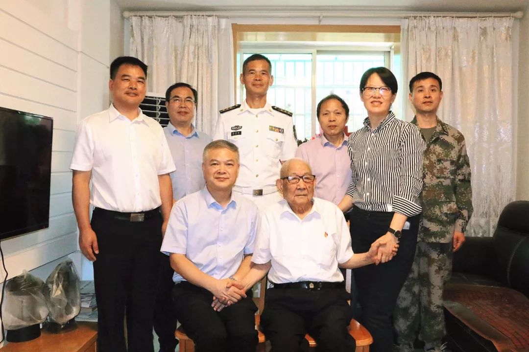 省委书记车俊:向老英雄胡兆富同志致敬,做一颗永不生锈的"螺丝钉"