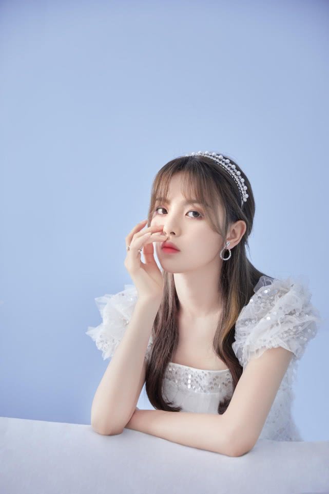 杨超越21岁生日,亮片仙女裙头戴皇冠,这次真get她的颜值了