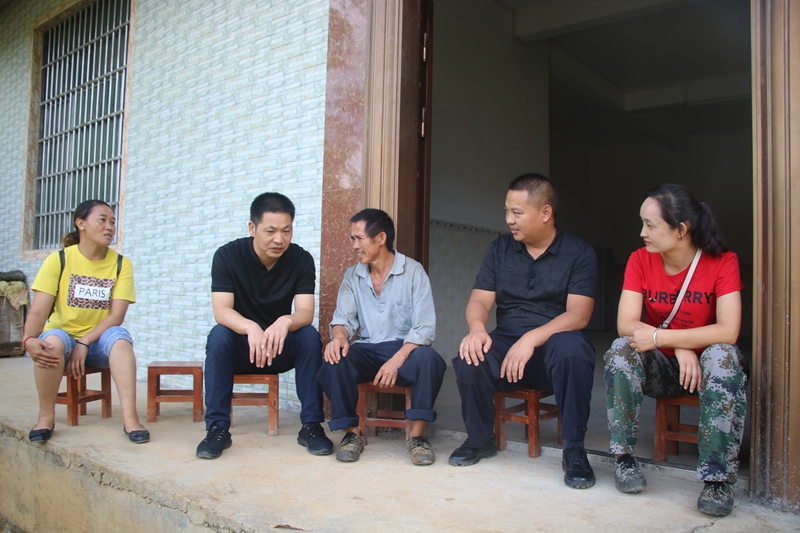 县委书记陈家兴深入里达镇开展遍访贫困村贫困户工作