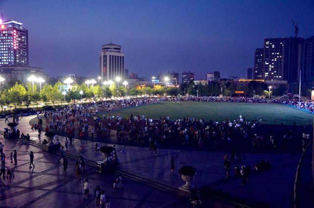图说中国:德州中心广场夏天的夜晚