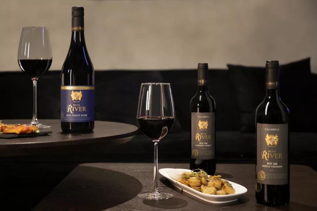 当我们享用一杯卡拉布里亚家族的葡萄酒时,除了芳香的风味,醇厚的口感