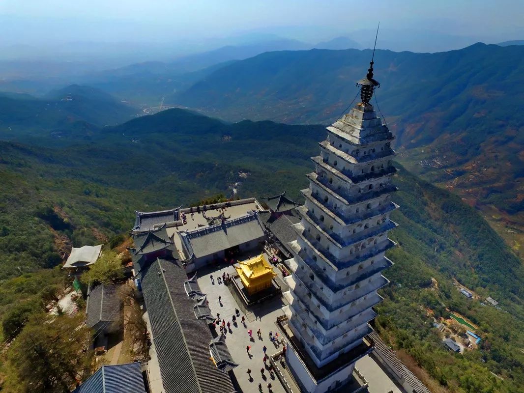 的束身峡(鸡足山的空心树)暑期的鸡足山,山顶平均气温一般都在20度