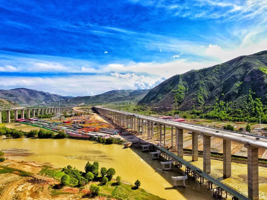 项目梅川洮河特大桥为渭武定西段控制性工程,左线全长2696.