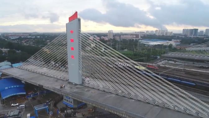 7月30日凌晨,河北保定市乐凯大街横跨京广铁路大桥实现空中完美转体合