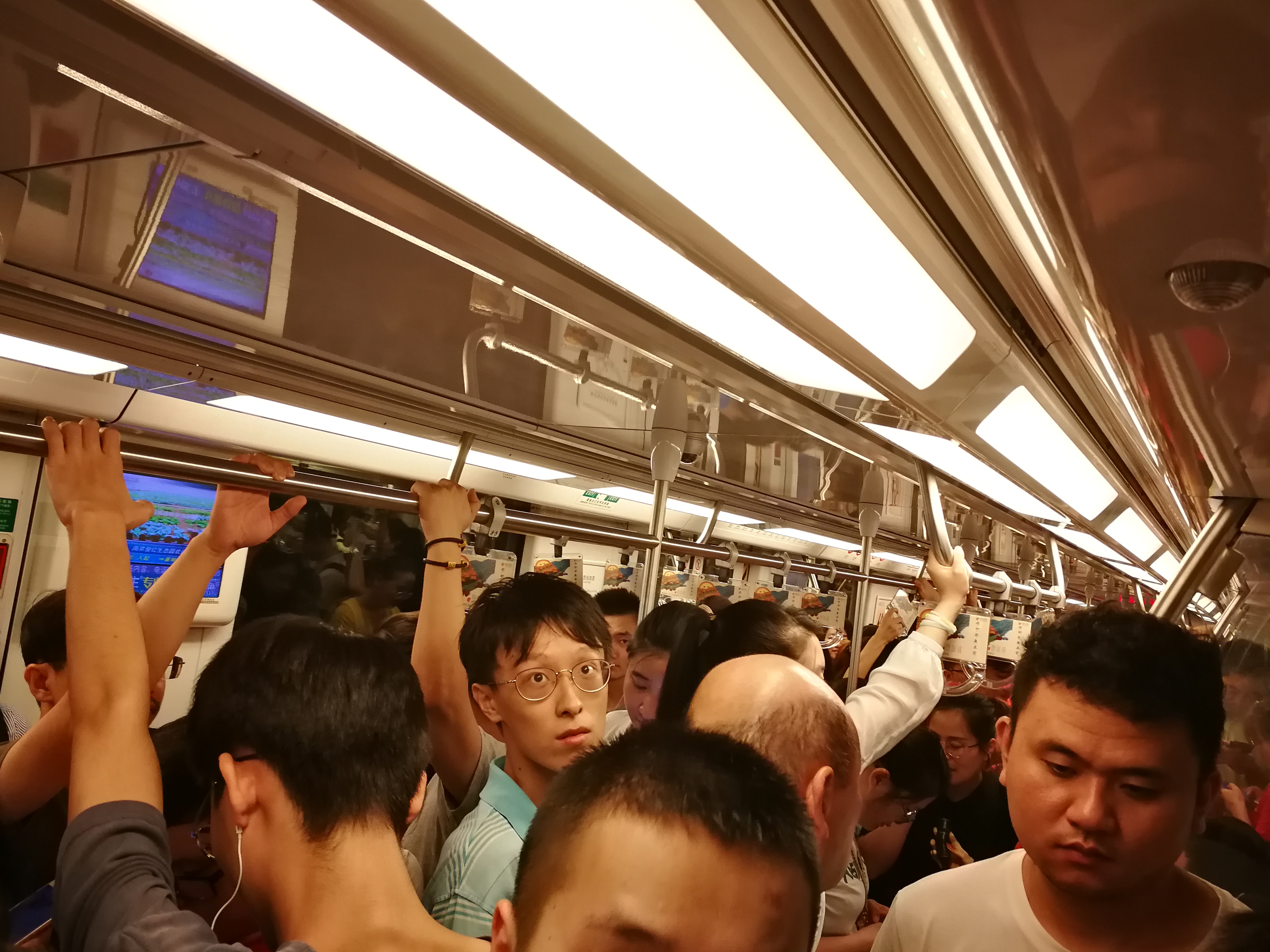 《南京新街口地铁站晚高峰掠影》:记录身边的历史