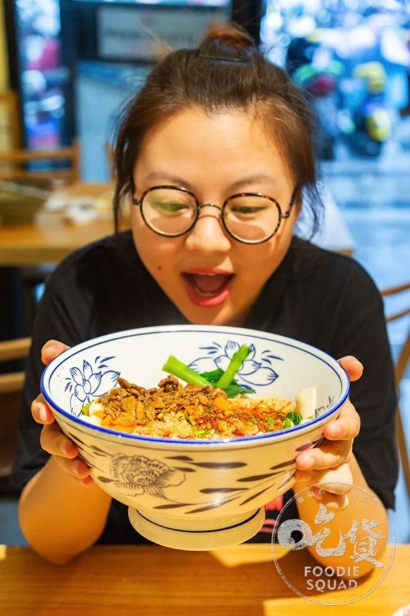 万达金街biangbiang面碗比脸都大一根就满足