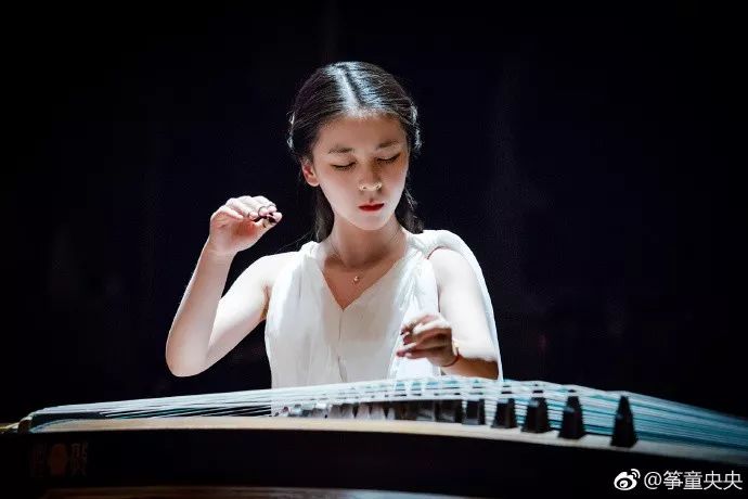 央央自5岁学古筝,8岁便被中央音乐学院的著名古筝演奏家袁莎老师收为