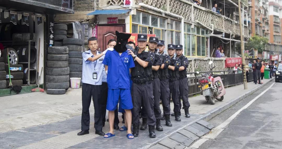 七星关警方押解30人指认现场