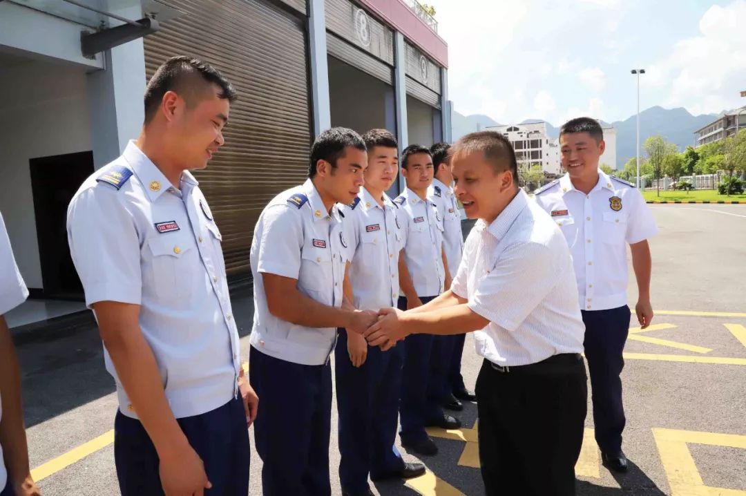 荔波农商银行党委委员,副行长潘仕凯一行到荔波县武装部,武警中队及