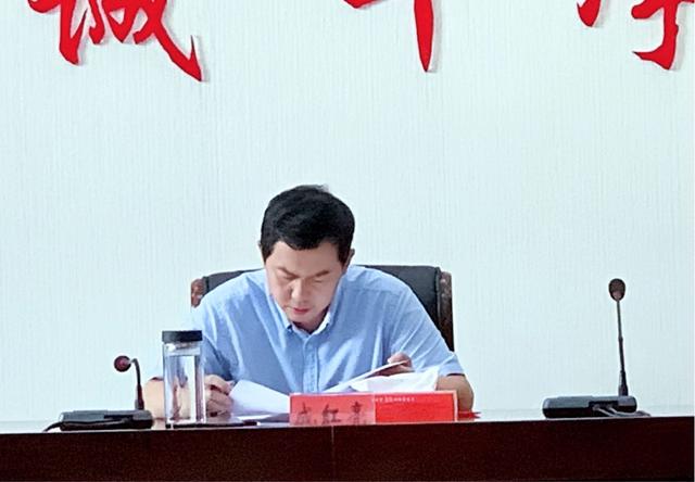 旗委书记成红亮主持学习会.