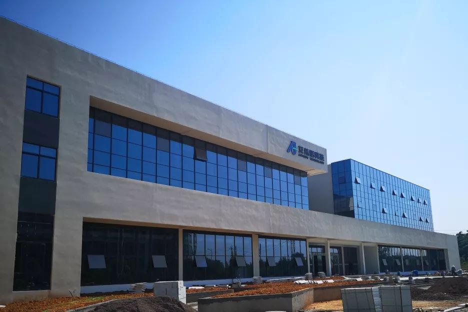 用心用情三服务高温下的特种兵为安全保驾护航