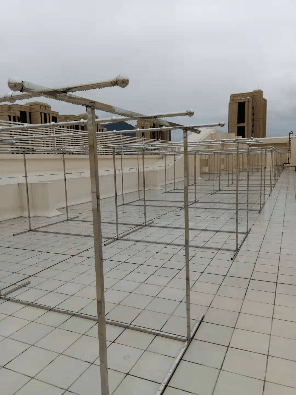 用场专为11栋楼的屋面安装2个晾衣架站在居者的角度细致洞察炎炎夏日