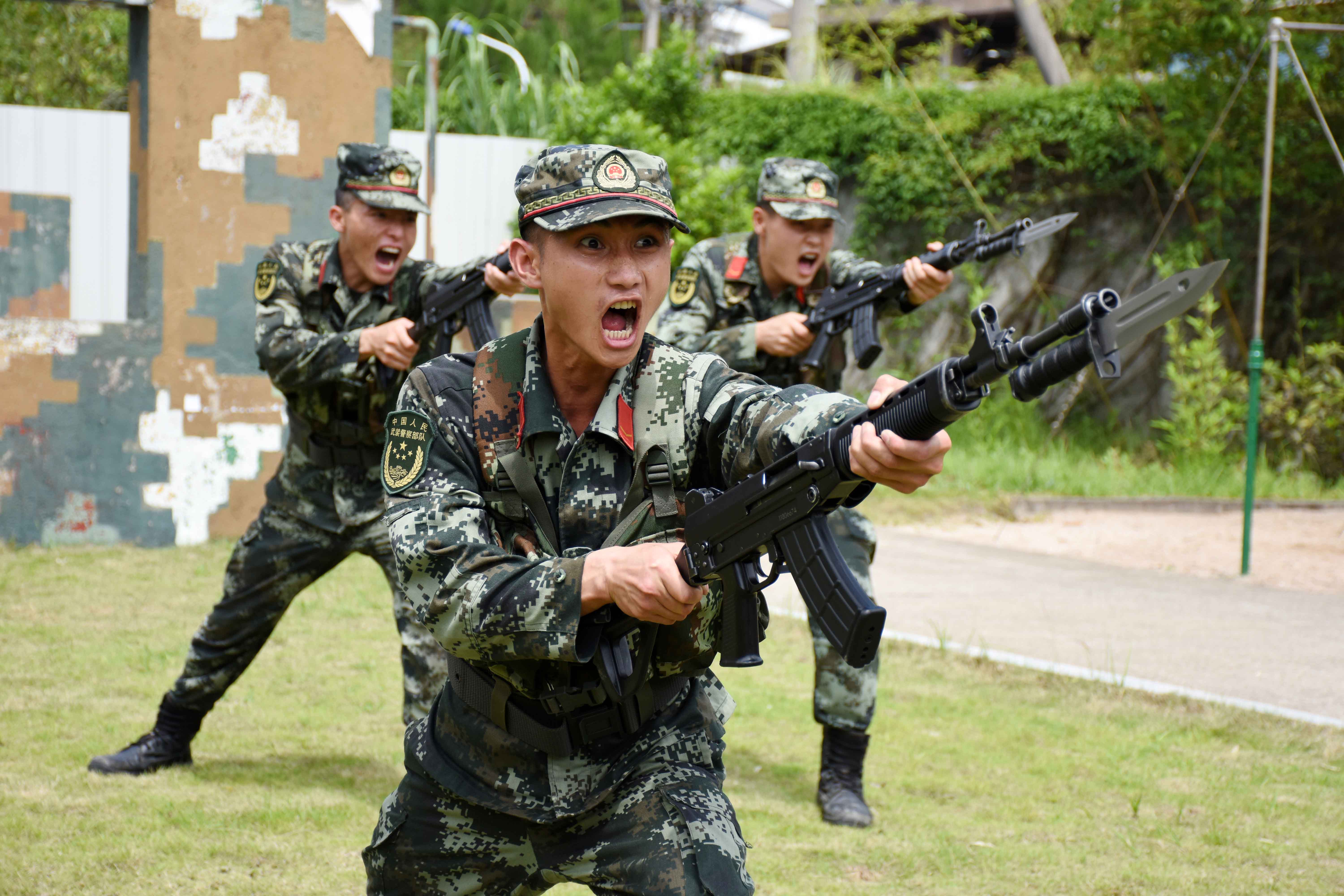 永定武警官兵酷暑中苦练本领迎八一