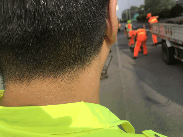 高温下的坚守 | 汗流浃背的他们,画出了绵绵公路上最美的风景_陈晓东