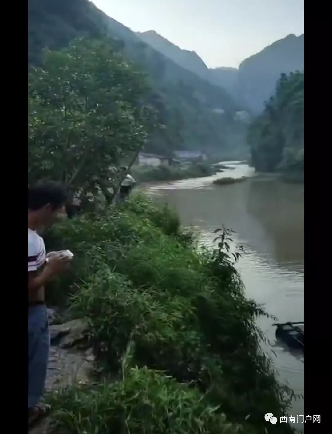 一死两伤镇雄罗坎凤翥去威信公路泡瓜段一轿车翻下河