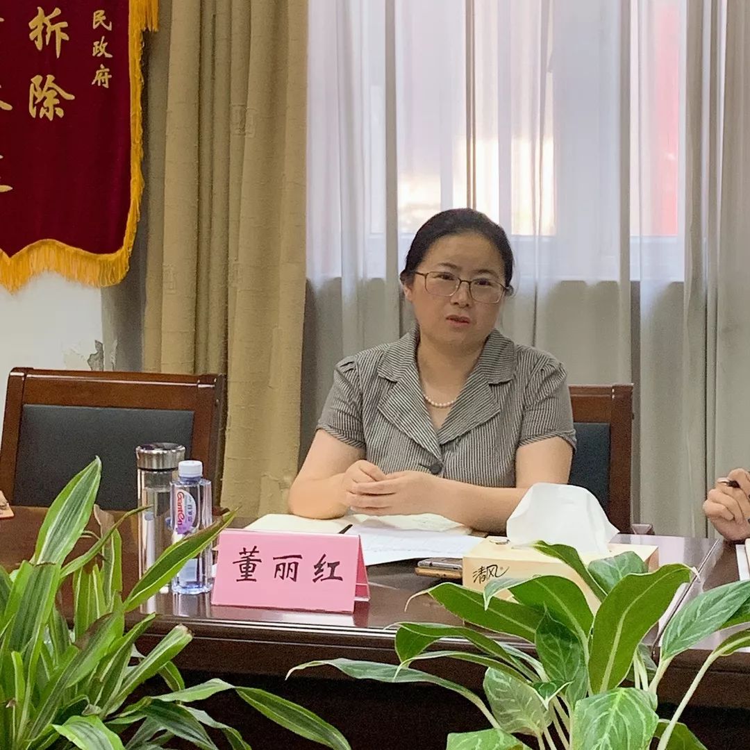 座谈会上,董丽红对参与到"奉献·奉贤"暑期实践的大学生表示感谢,希望